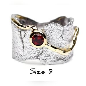 Boho 'artsy' two tone Garnet band ring,, Sz.9**